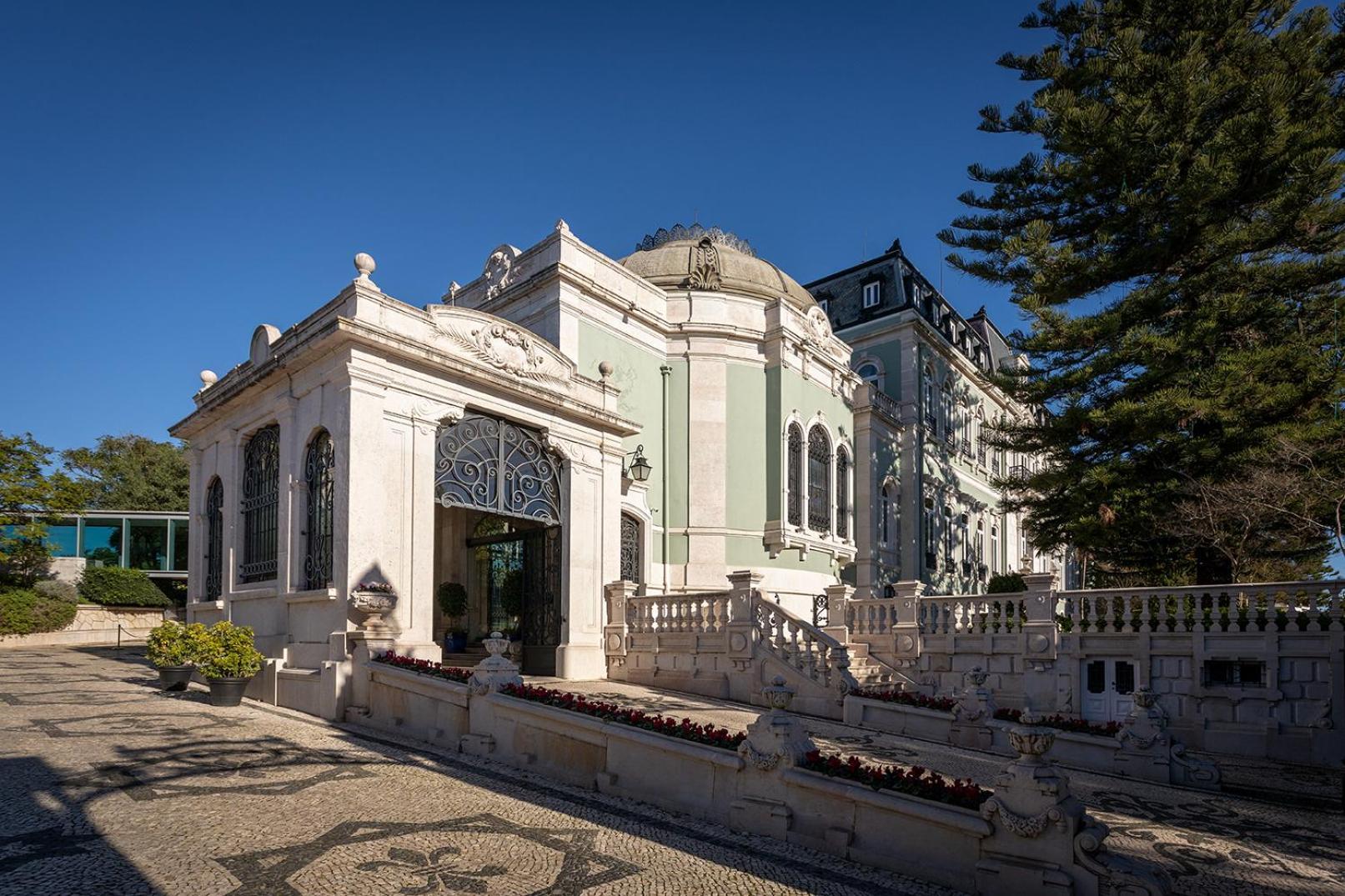 ペスタナ パレス リスボア ホテル&センター モニュメント リスボン エクステリア 写真 The entrance to the chapel of the cemetery
